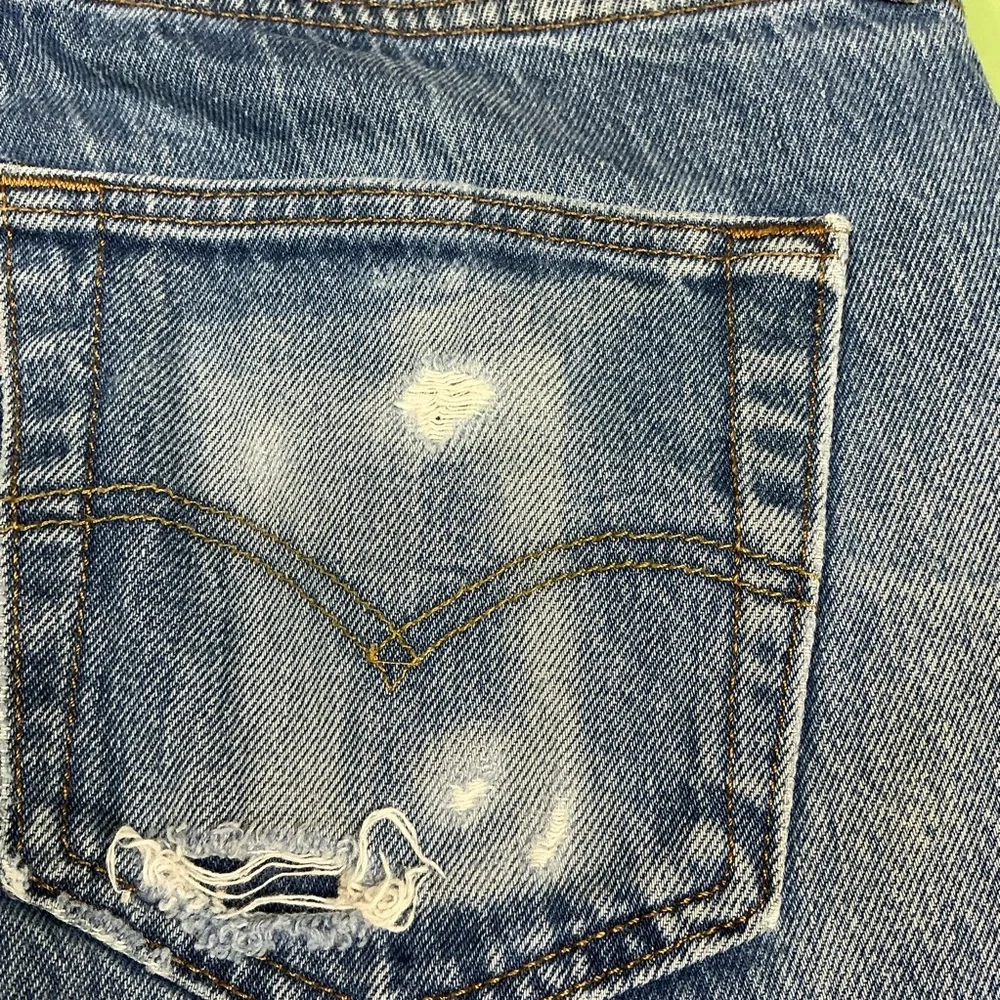 Y2K Levi’s 501 button fly straight leg jeans 34 x 28